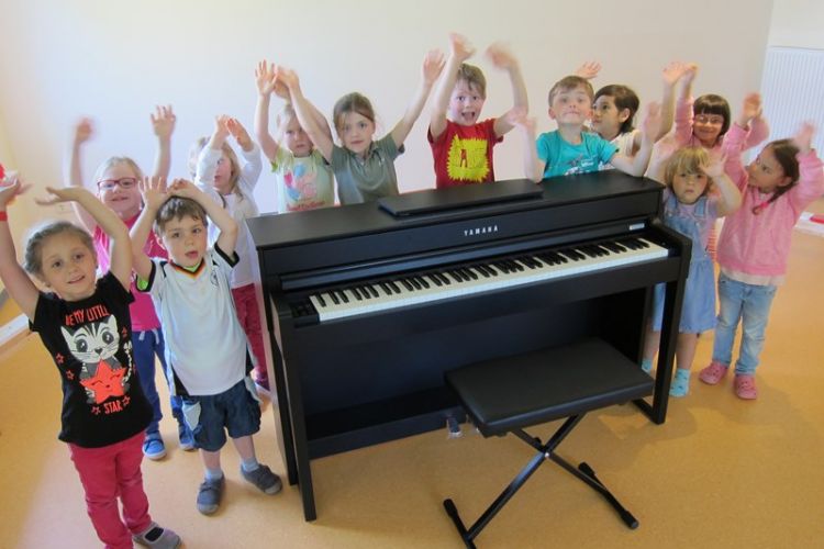 Das neue E-Piano hilft den Kindern beim Singen.